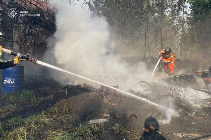 Новини Харкова: фото гасіння пожежі у селі Черкаські Тишки